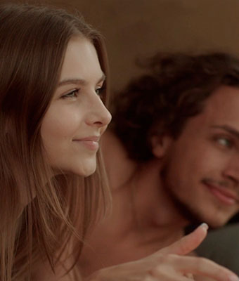 ung kvinna tillsammans med sin pojkvän