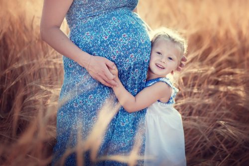 Gravid kvinna och dotter