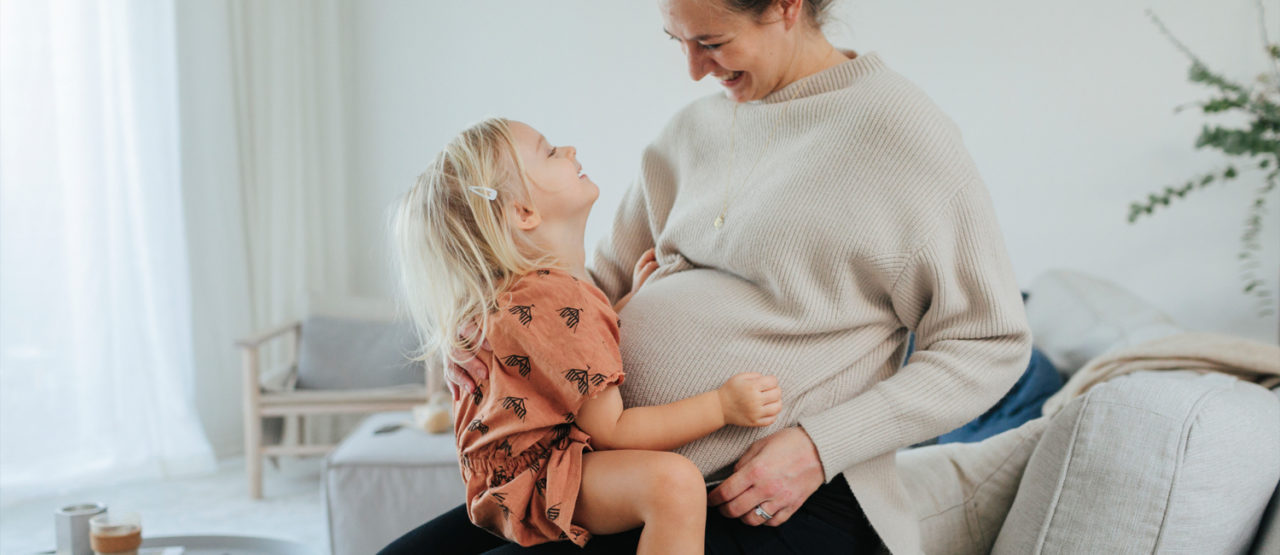 Gravid kvinna och flicka