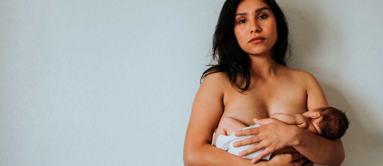 Ammande kvinna med bebis