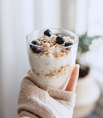 Glas med blåbär och fil